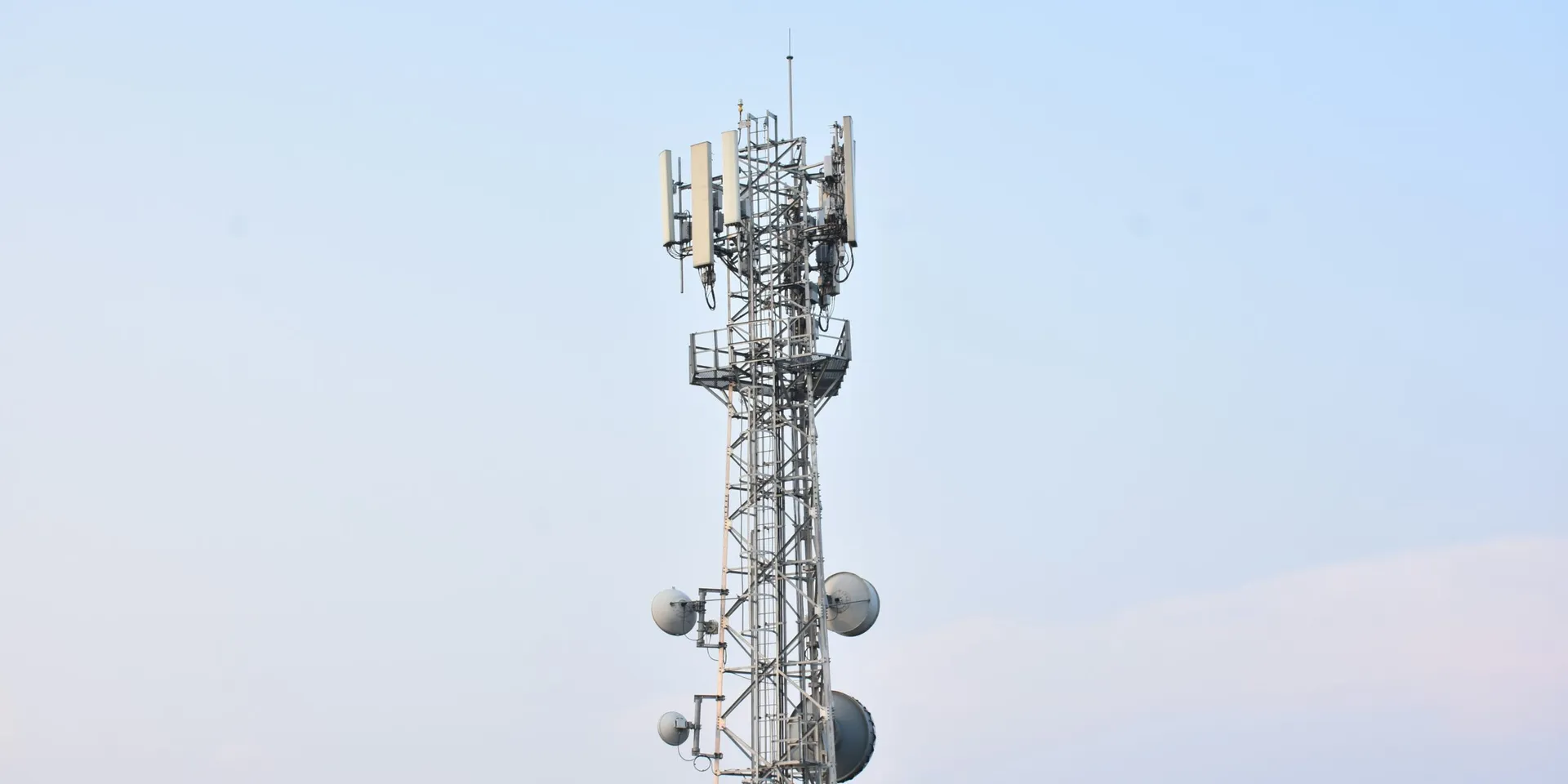 Transformación en las Telecomunicaciones del Reino Unido: Fusión, Regulación y el Futuro Digital