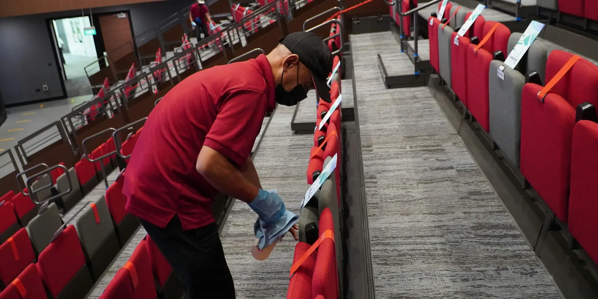 Miguel Meza y su Dedicación para Mantener Brillante el AT&T Stadium